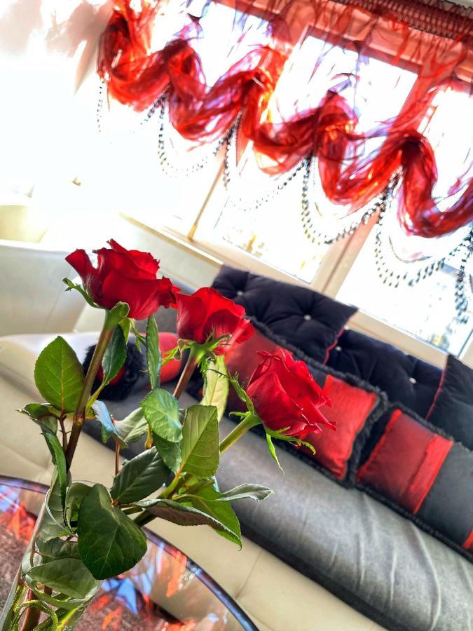 Luxury Red Apartment By Marta Ράντομ Εξωτερικό φωτογραφία