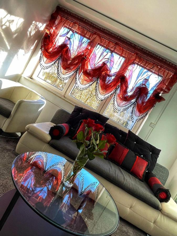 Luxury Red Apartment By Marta Ράντομ Εξωτερικό φωτογραφία